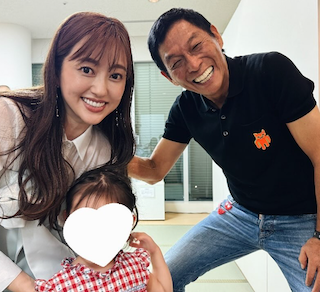 「実物顔小さすぎる」菊地亜美 大御所芸能人と思い出の3ショット公開で反響続々「皆さん良い笑顔」