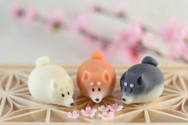 芸術的に可愛い！和菓子職人が作る”柴犬お菓子”が話題に
