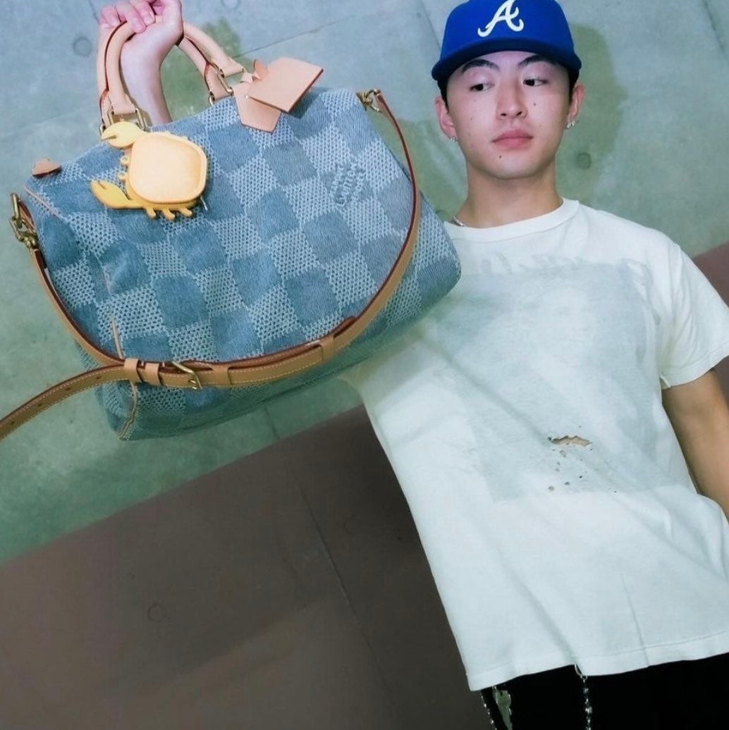 佐野玲於がバックに「カニ」！？