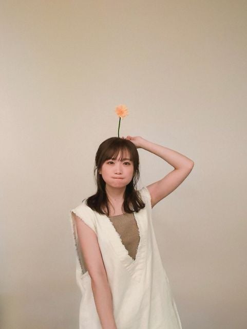32歳を記念し、頭から花を生やす元乃木坂46・秋元真夏！「強く逞しい32歳になれそうです！」