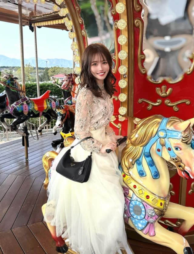 元AKB48・込山榛香がメリーゴーランドに乗る姿が「楽しそう」などと話題に