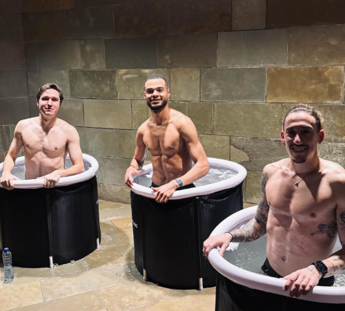 「やっぱりゴツいな」リヴァプールの選手たちが試合後の肉体美を披露