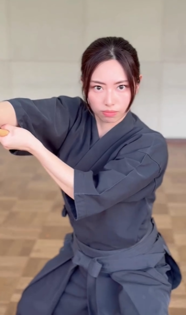 凛とした美しさに惚れ惚れ！女流殺陣師の圧巻パフォーマンスムービーに世界中が大注目！！