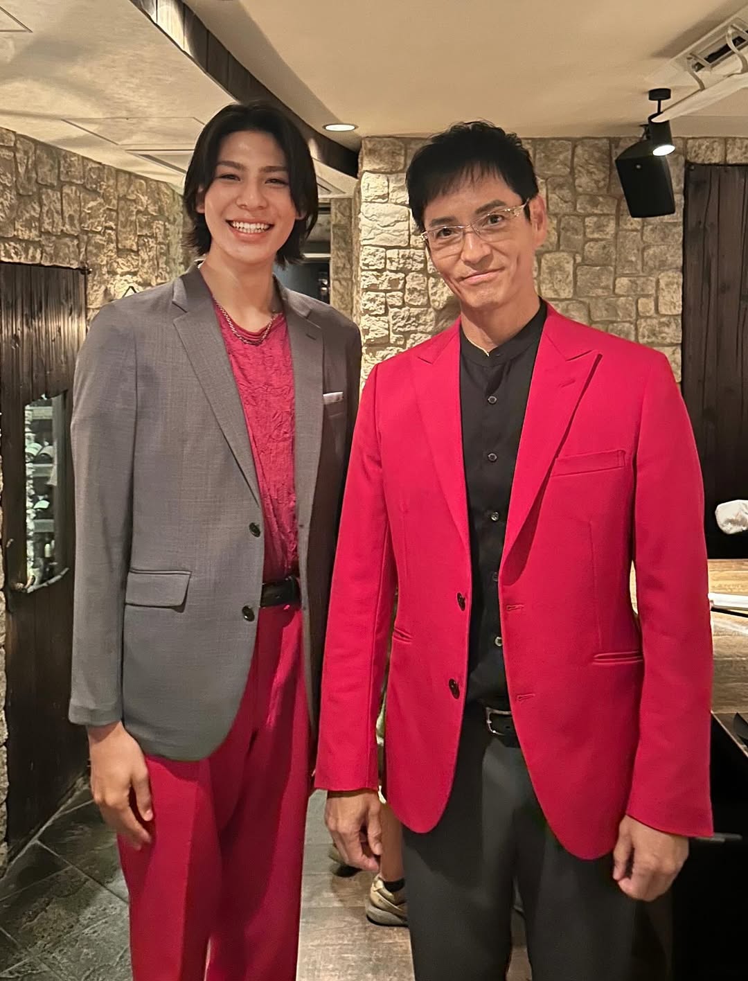 沢村一樹が出演中ドラマの共演者とジャケット交換で「袖が・・笑」