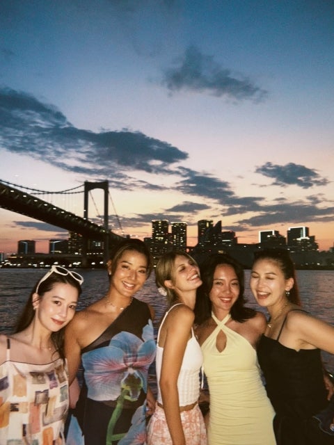 マギー、誕生日はサンセットクルーズ。仲間と絶景を楽しんだ華やかなひととき