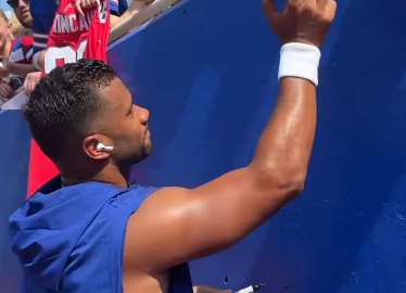 NFL まさに“Mr.ポジティブ”！ラッセル・ウィルソン、ファンの心を掴む神対応が話題