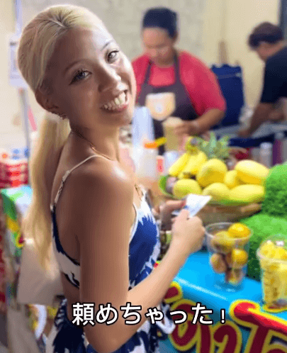 「ギャルがタイで注文できる？」話題の金髪ダイエット先生、”情熱オーダーシーン”にファン拍手喝采「夫人しか勝たん！」