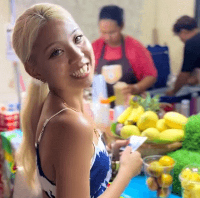 「ギャルがタイで注文できる？」話題の金髪ダイエット先生、”情熱オーダーシーン”にファン拍手喝采「夫人しか勝たん！」