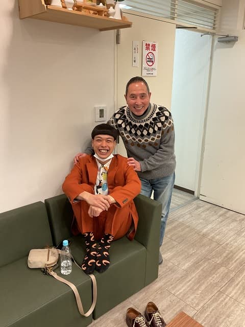 「体育座り可愛すぎます」バッテリィズ・エースと師匠のほっこり2ショットにファンも笑顔