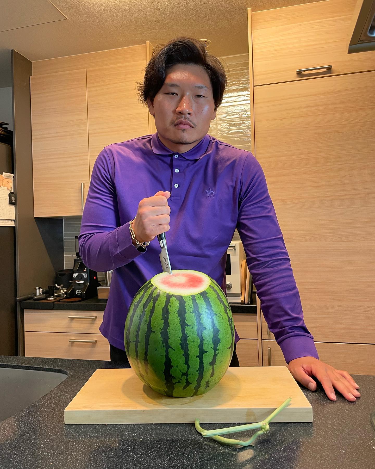 稲垣啓太が毎年恒例のスイカを堪能🍉無表情で切る姿に「ちょっと怖いです🤣💦」