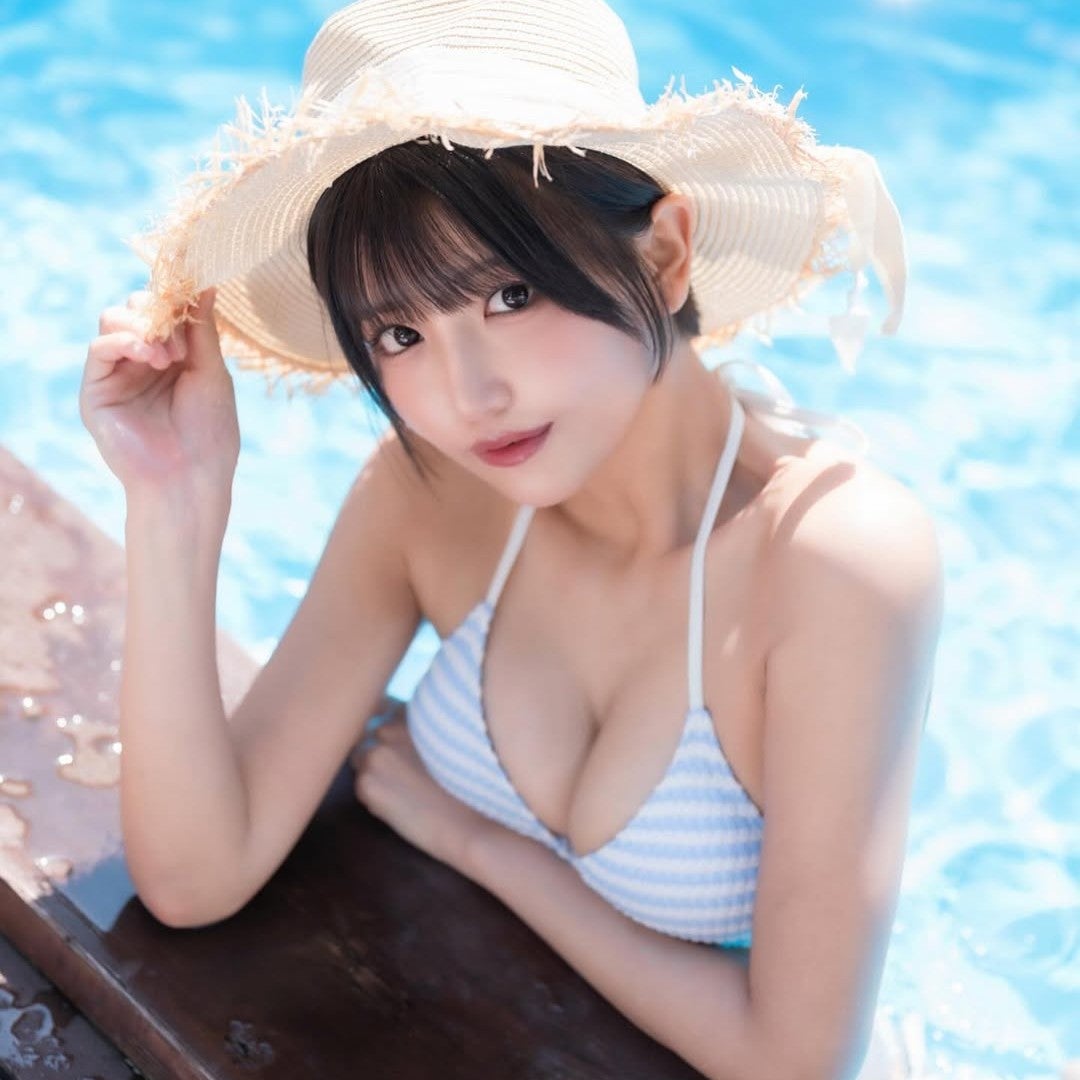 「無敵の可愛さ」と話題のグラビアアイドルが爽やかプールショットを披露！まばゆい谷間にファンくらくら