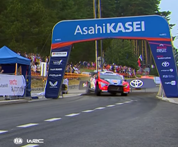 絶好の滑り出し！WRC王者チームが完璧スタート、その走りに賞賛の嵐