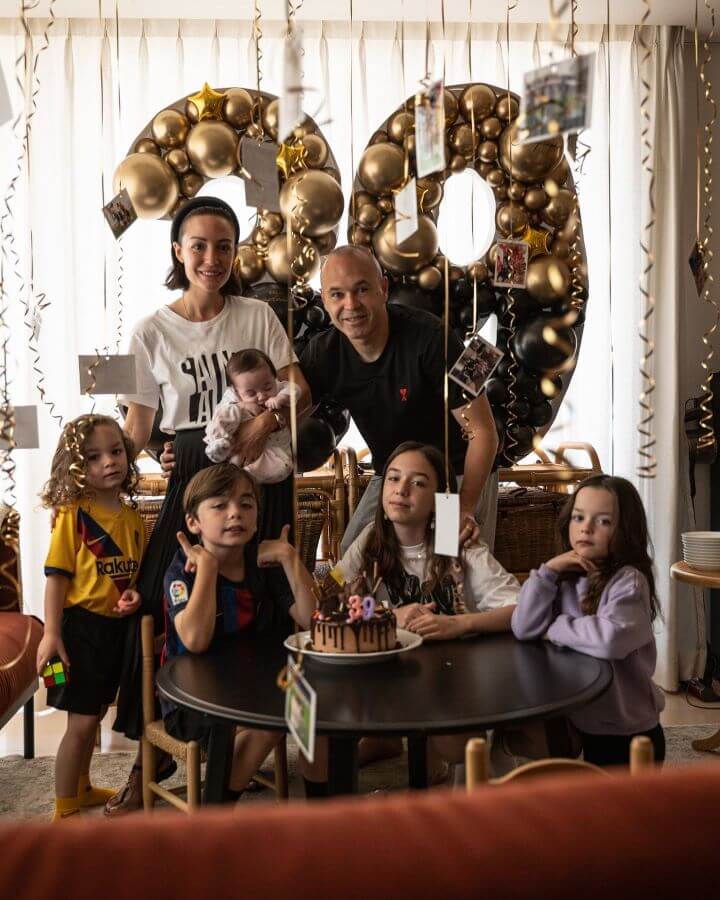 ㊗39歳！イニエスタが7人家族でのお祝いショットを公開✨「すごく特別な一日！」