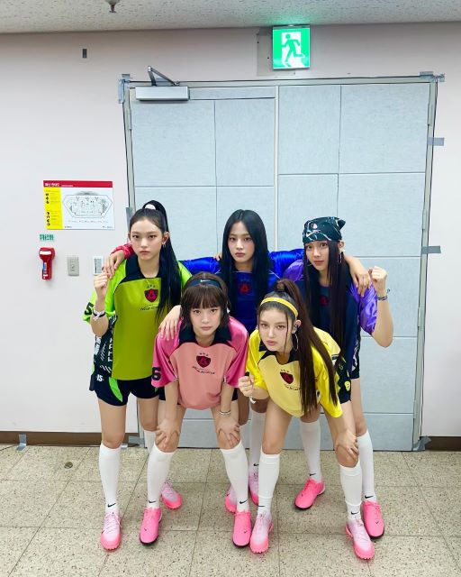 NewJeansがサッカー選手デビュー！？サッカー集合写真風の最新ショット