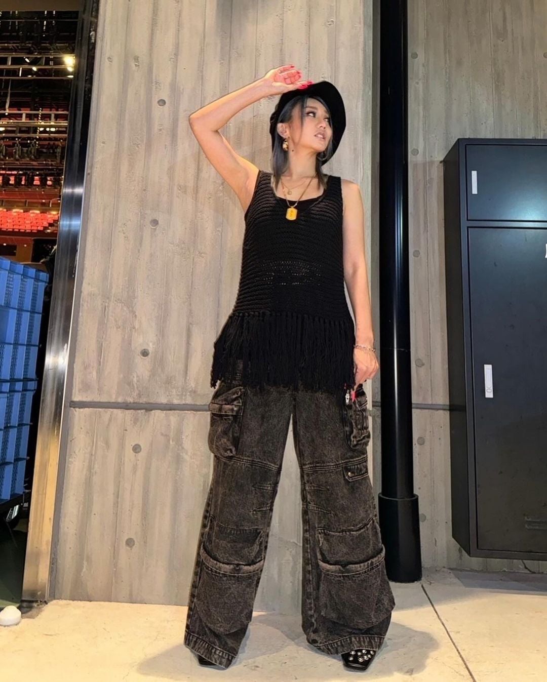 あの人気歌手が露出多めのブラックコーデを披露しファン悶絶