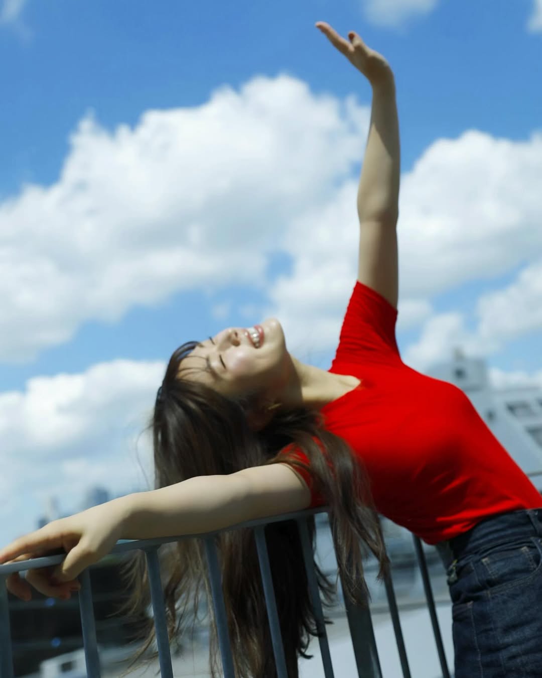 「空と赤と凪」渋谷凪咲が撮影終わりの天真爛漫オフショットを披露！