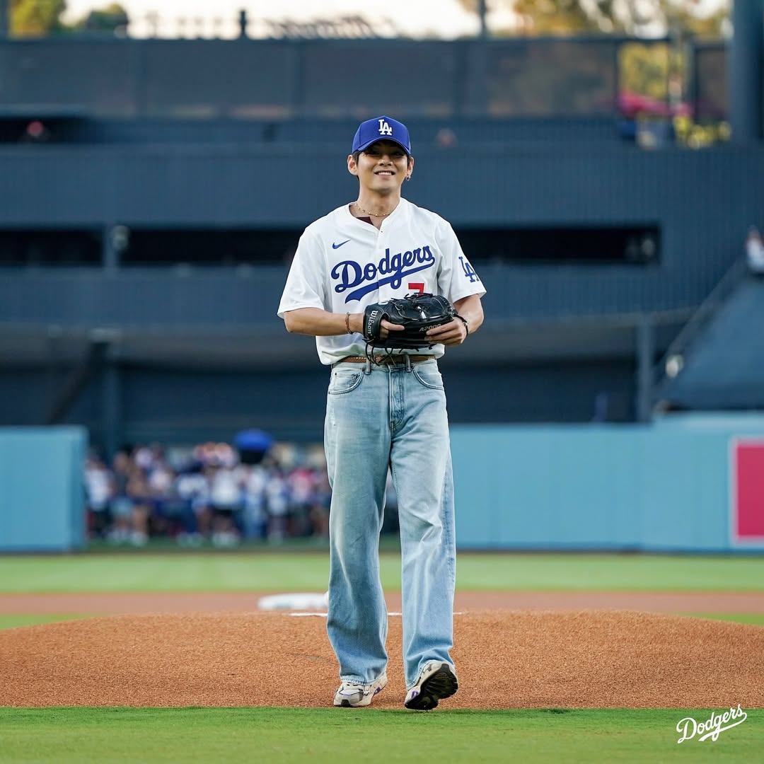 BTSのテテ、ドジャースタジアムでの始球式で見事な「左投げノーバウンドの速球ストライク」の一投で「mVp」に