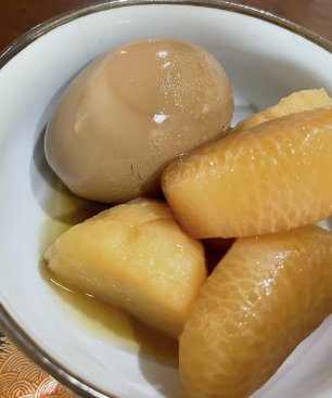 飯島直子、秋晴れの中でのんびりごはんタイムを報告「煮卵と大根の煮物でほっこり」