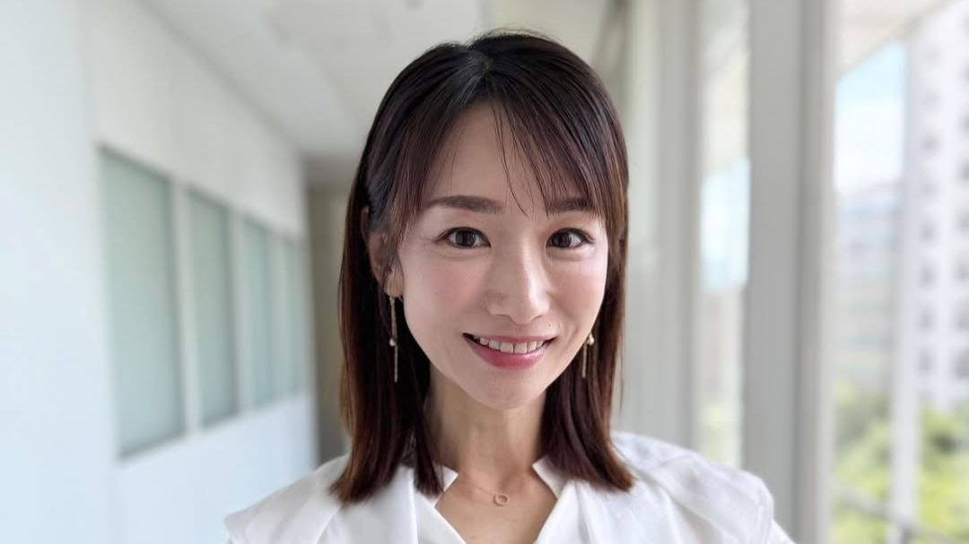 堂真理子、大きなドット柄のやさしく華やかなワンピースを公開