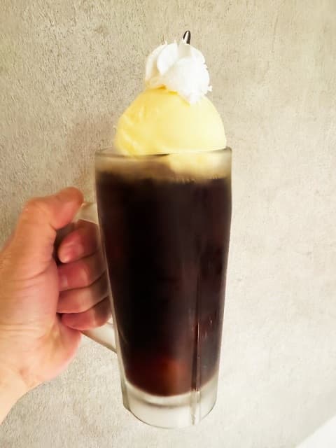 「喫茶グリッターは…」”プリキュア”出演の声優・諏訪部順一が大盛りドリンクの写真を投稿！ボリュームにファン驚愕