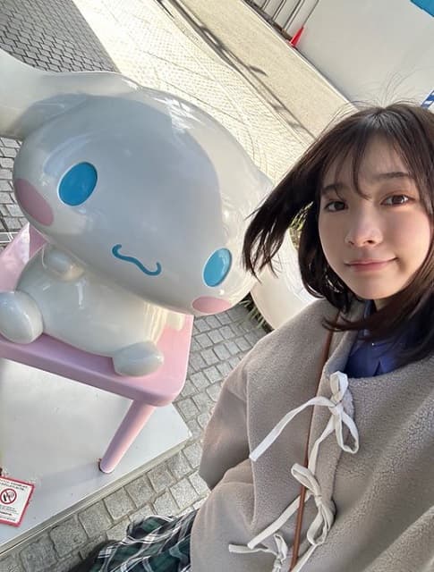 「天気良くてうれ〇〇」激カワグラドルがウキウキであのサンリオキャラとの2ショットを投稿！