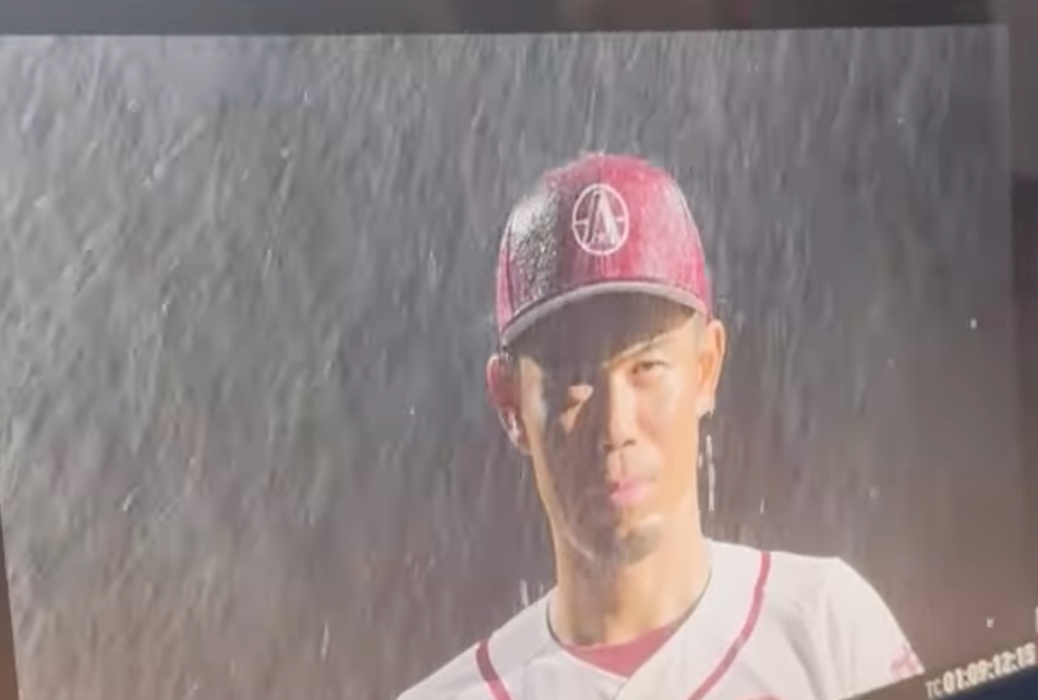 「雨の中での男前ショット」今江敏晃、CM撮影で見せた“ユニフォーム姿”に反響続出