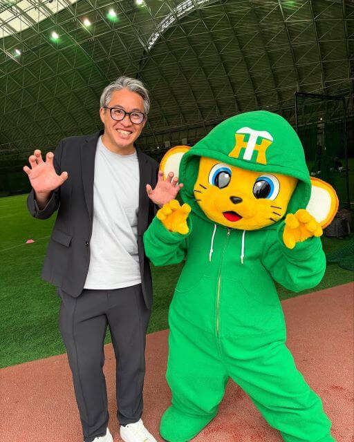 五十嵐亮太が阪神タイガースの新キャラとパシャリ！懐かしいメンツで再会も！