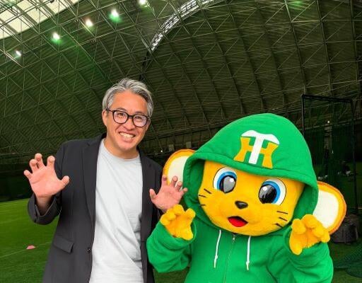 五十嵐亮太が阪神タイガースの新キャラとパシャリ！懐かしいメンツで再会も！