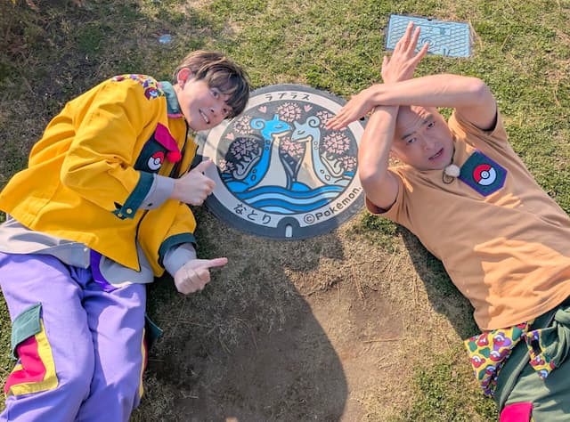 「ラプラスと色違いラプラスの仲睦まじい姿」松丸亮吾があばれる君と仲良くツーショット