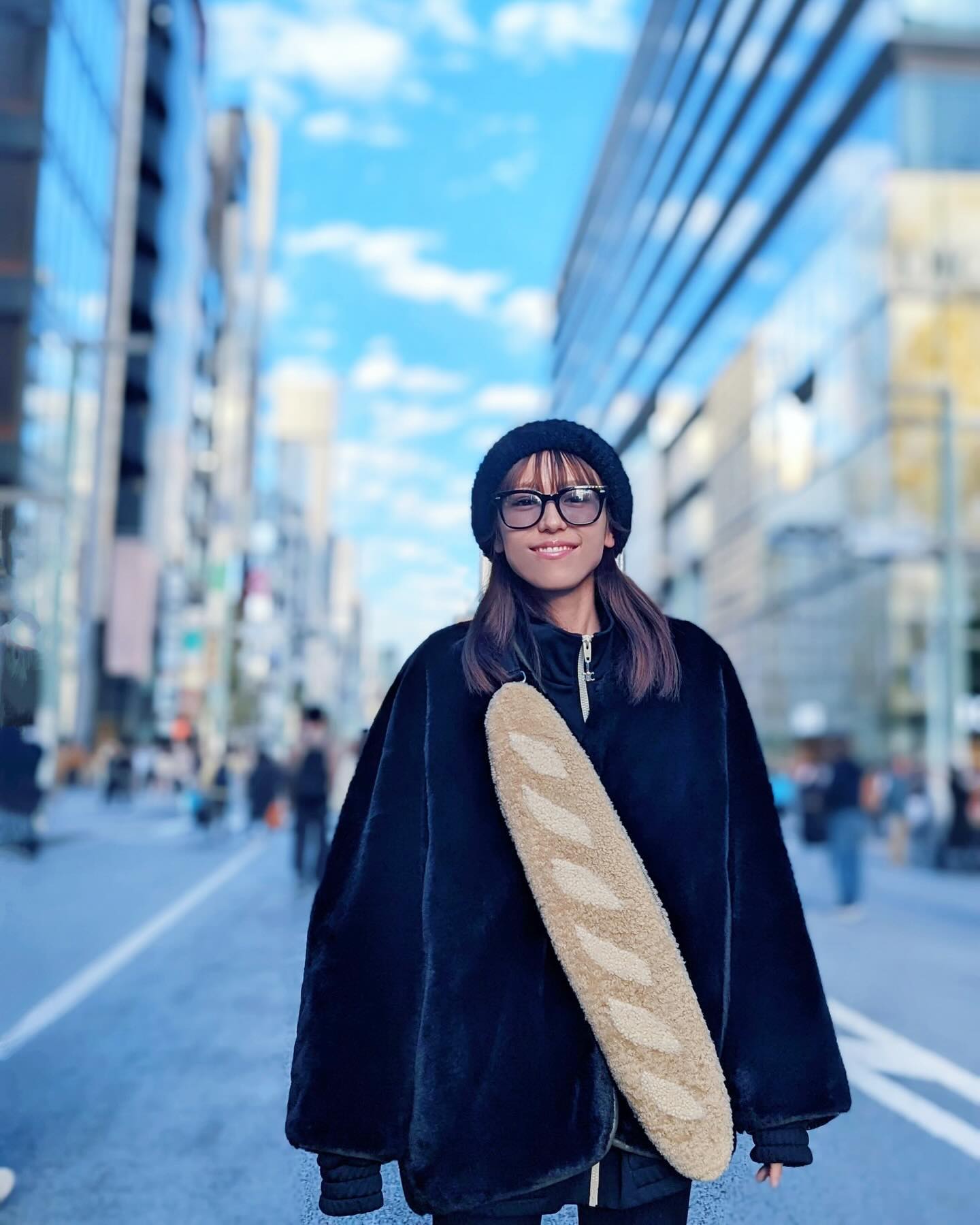 「私服に巨大な🥖！？」若槻千夏の奇抜ファッションに子供達は二度見👀