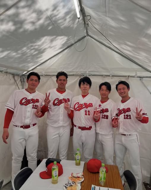 ザ・ギースの尾関がカープ選手との高身長クインテットの写真を投稿！