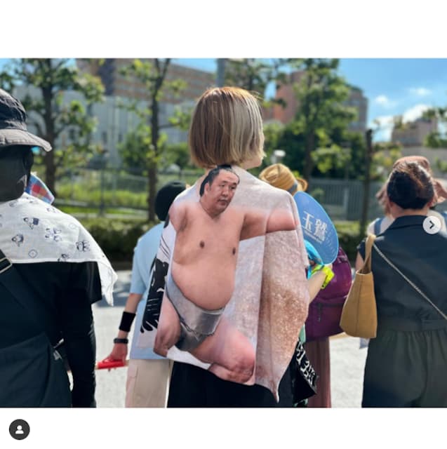 にしおかすみこが目を引くタオルを紹介