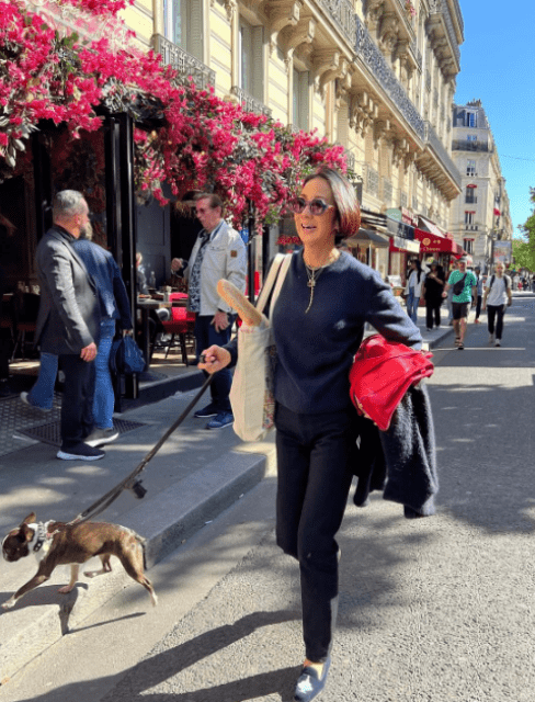 「犬連れて、バゲット抱えて」中村江里子、パリの街を颯爽！