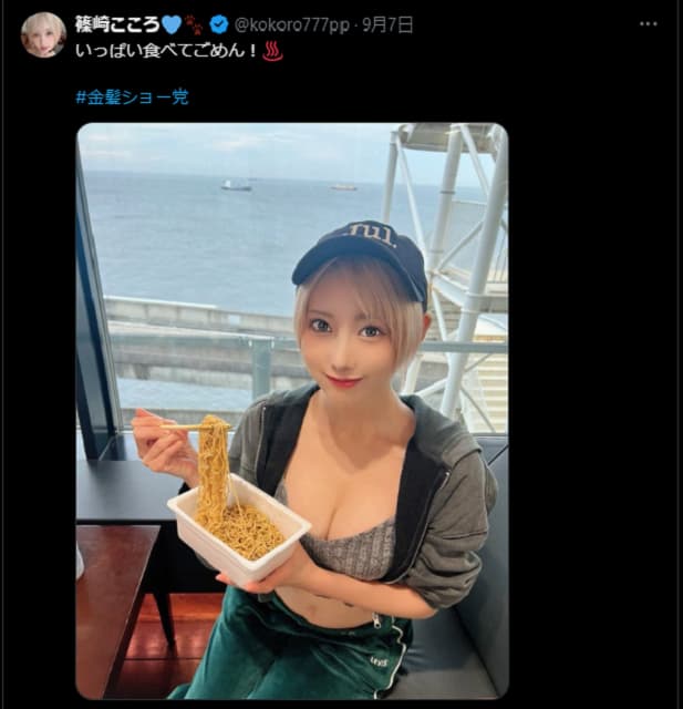 コスプレイヤーの篠崎こころ、いっぱい食べる姿もセクシー！