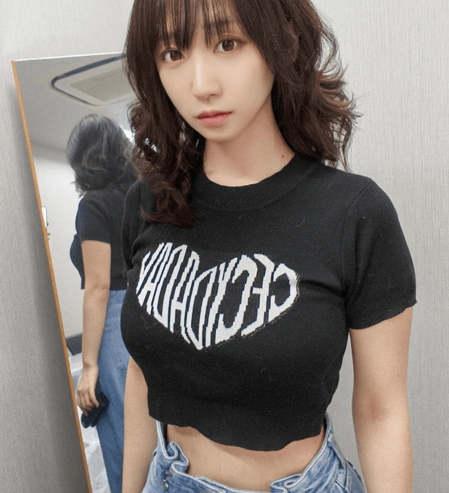 「くびれ凄く綺麗…」超人気レイヤー・伊織もえ、”ぴちぴち”黒Tの美麗ショットを披露しファンを悩殺！