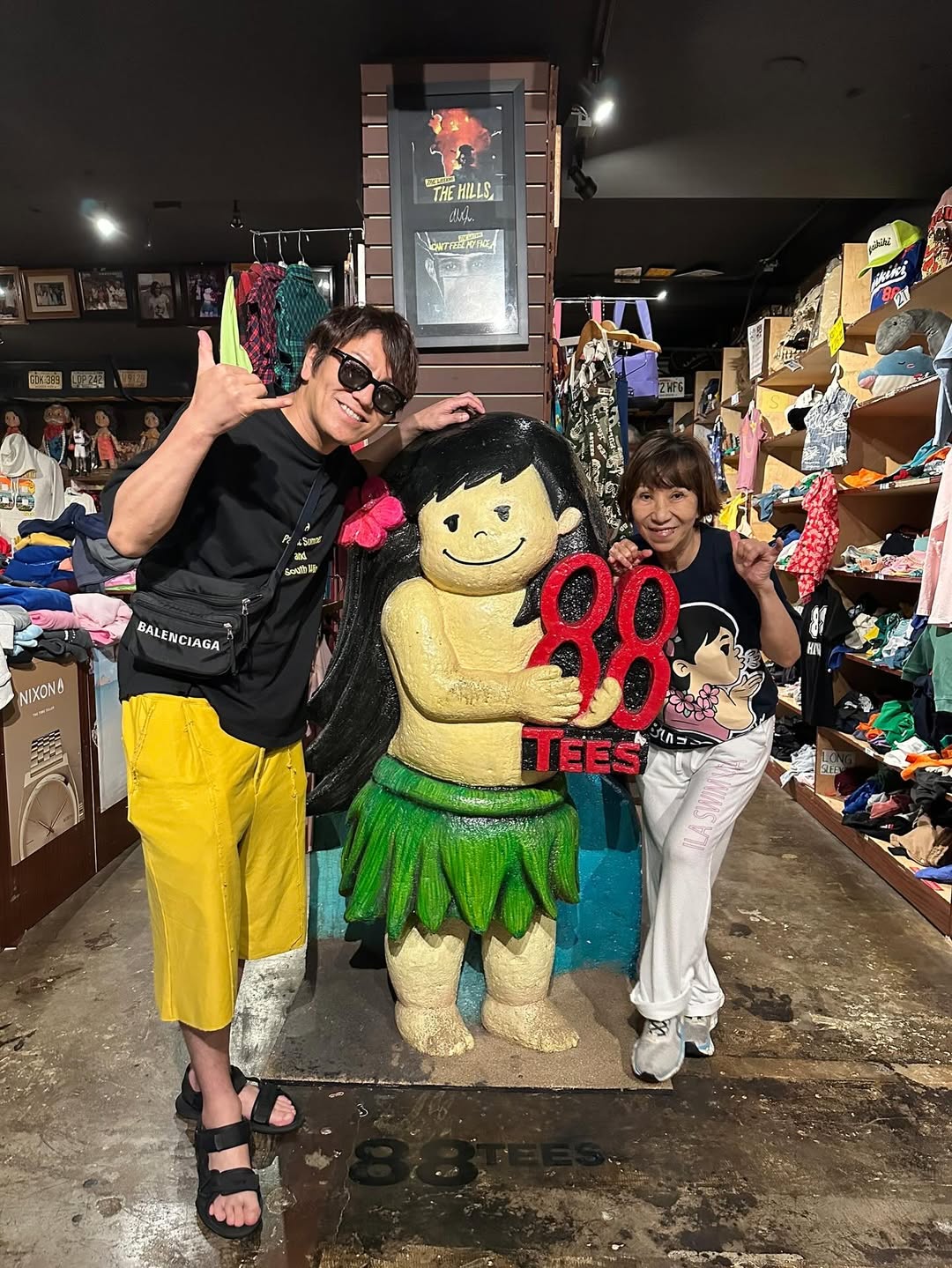 「有吉の夏休みかな？」狩野英孝、常夏のハワイへ夏休み旅行？！あのTシャツ屋さんでパシャリ！