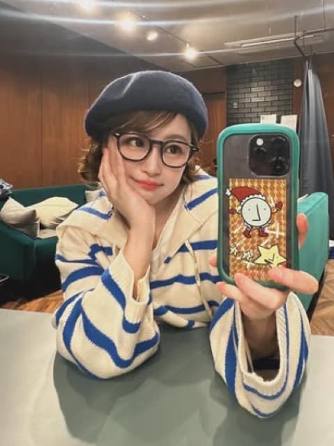 「可愛い」ベレー帽をかぶるタレント・鈴木奈々がファンに大好評！