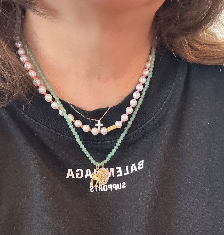 「センス溢れるコーディネート」「いつも参考にしてます〜！」人気女優〇〇のアクセ重ね付けテクが参考になると話題！