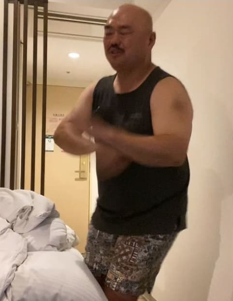 クロちゃんがホテルでダンス！？まいたけダンスが話題に！？