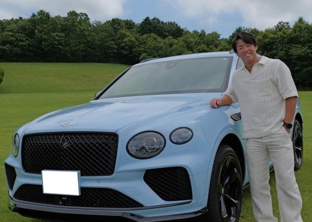 重信慎之介が魅せた「夏×ベントレー」の極上コラボ。芝生に映える“しげガレージ”の美学
