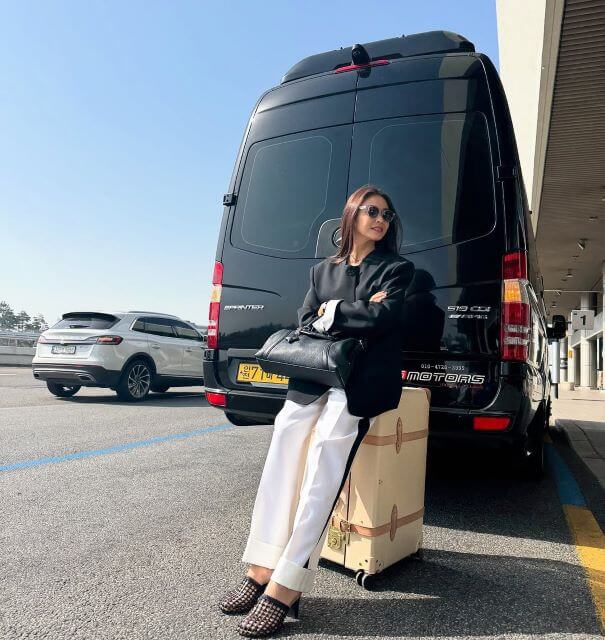 滝沢眞規子、韓国から帰国。トランクに腰かけた旅の余韻がオシャレすぎる