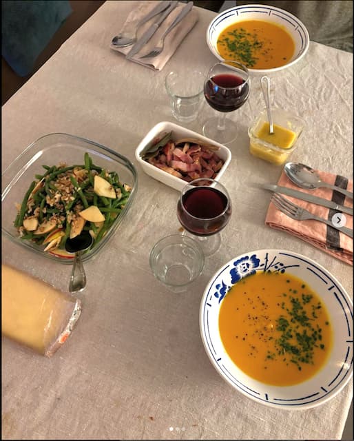 猫沢エミ、ハロウィン時のパリでの食事風景を公開！