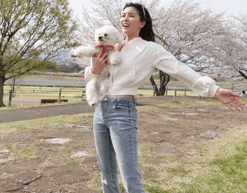 「ワンちゃん一体化してた」個性派美女インフルエンサー、父の写真がうますぎと仰天！ワンコとの一心同体・ショットが誉れ高いと話題に