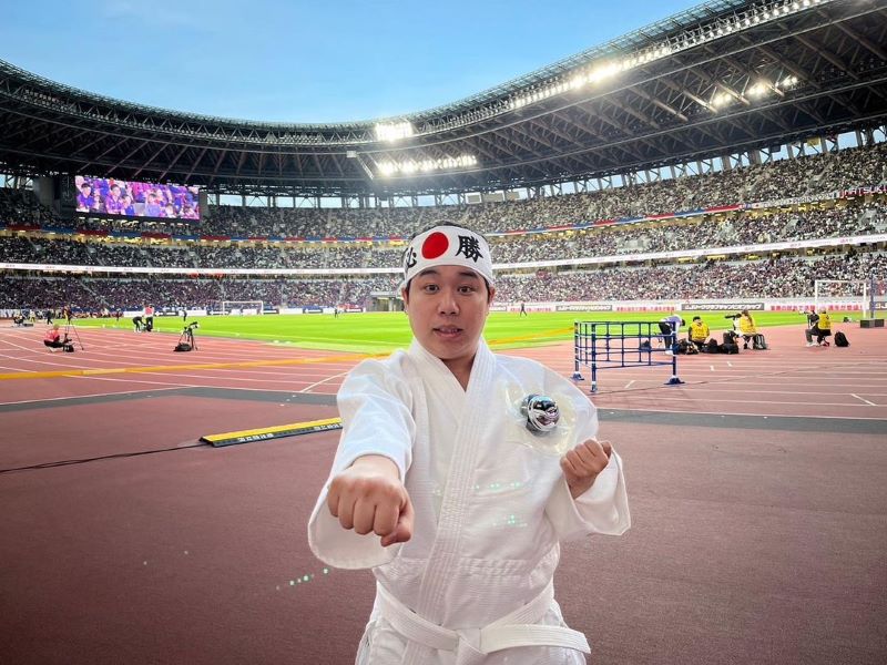 せいやがお決まりのポーズでサッカー観戦！