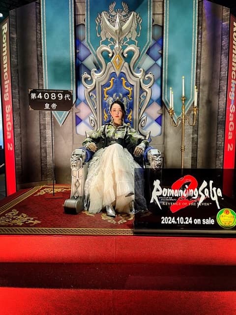 声優 潘めぐみが皇帝に！？TGS”あの”ゲームのブースで王座に君臨する写真を投稿