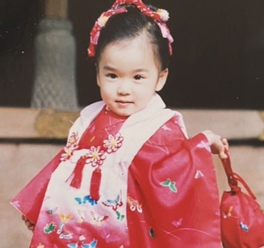 「ちびおまゆ可愛い😭😭」松岡茉優、誕生日迎え幼少期の秘蔵ショット公開📸