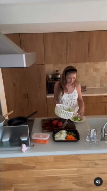 木下優樹菜「ランチタイム」で手際よくパパパッと料理する姿が話題