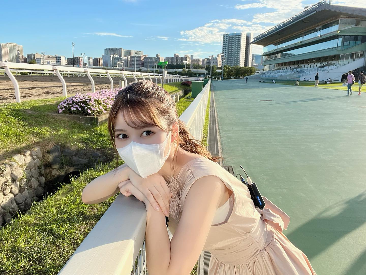 雪平莉左さんが競馬場でのオフショット披露！三谷紬アナとの2ショットも