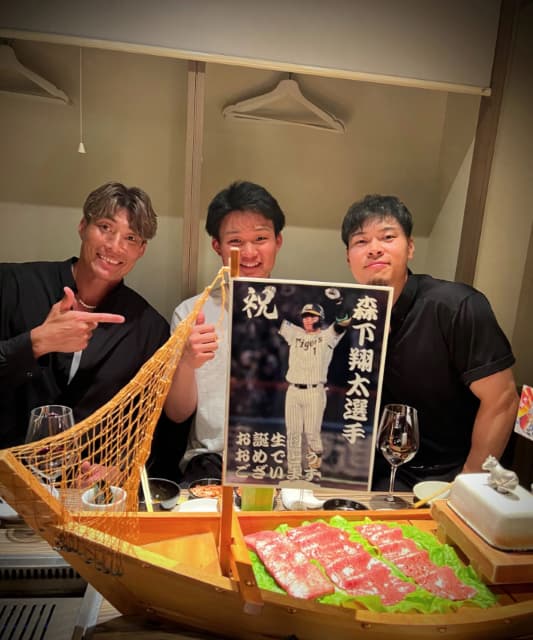 「一気にいこーーーか！」元プロ野球・糸井嘉男がアイブラック兄弟と仲良く誕生日会