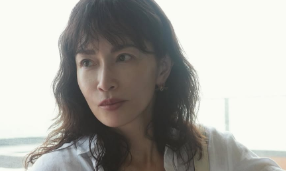 「ナチュラル美が際立つ！」長谷川京子、リネンシャツ×ショーパンの爽やかオフショットに絶賛の嵐